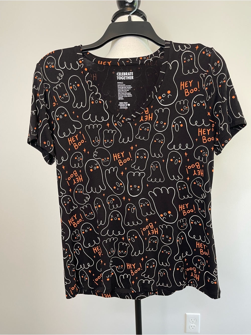 Celebrate Together size small hey boo ghost Halloween cute v-neck Tee shirt